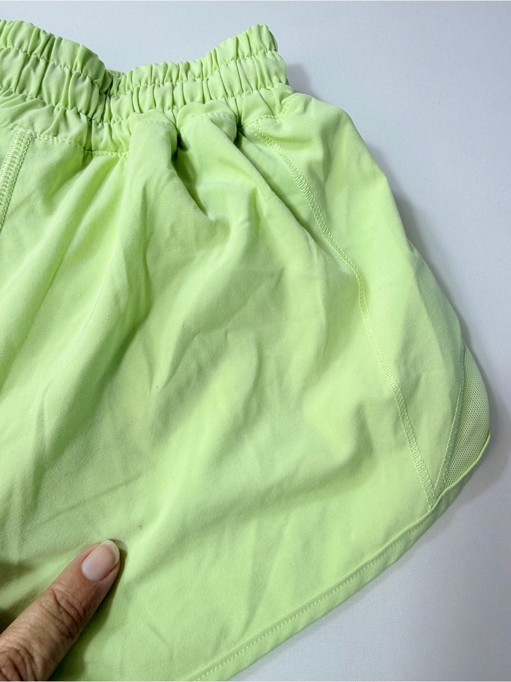 Lululemon Athletica Women’s Size 0 Lime Green Hotty Hot Mid Rise 9” Shorts - Picture 10 of 10